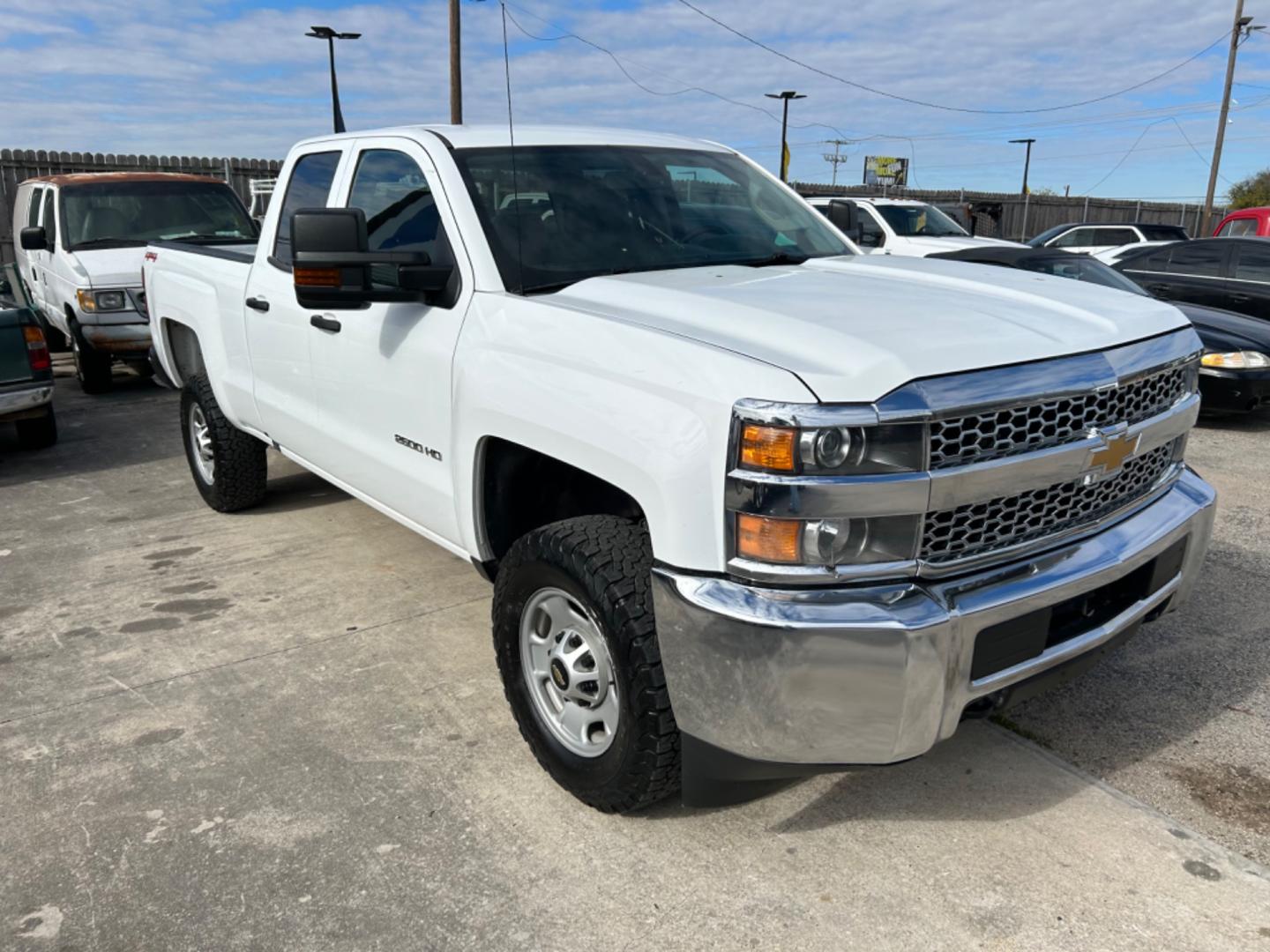 2019 White /Grey Chevrolet Silverado 2500HD Work Truck Double Cab 4WD (2GC2KREG8K1) with an 6.0L V8 OHV 16V engine, 6A transmission, located at 1687 Business 35 S, New Braunfels, TX, 78130, (830) 625-7159, 29.655487, -98.051491 - Photo#3